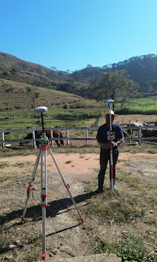 Levantamento com base e rover GNSS